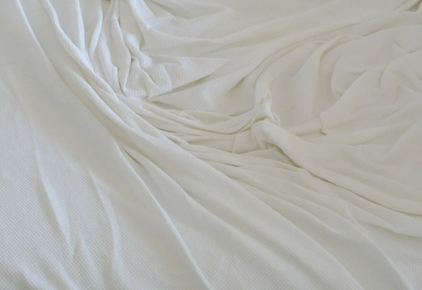 Tela blanca en pliegues